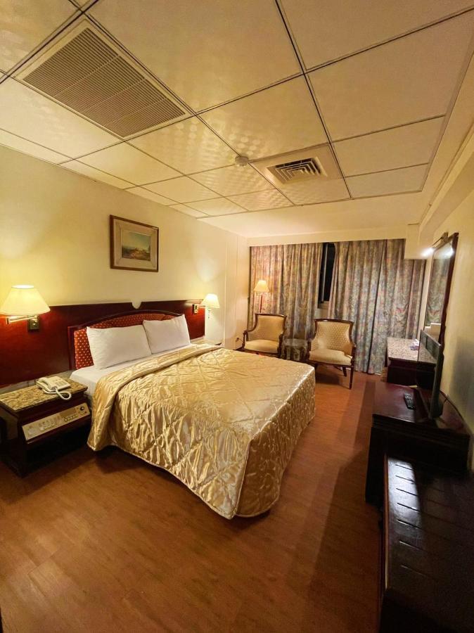 Family Hotel - Linsen Tainan Buitenkant foto
