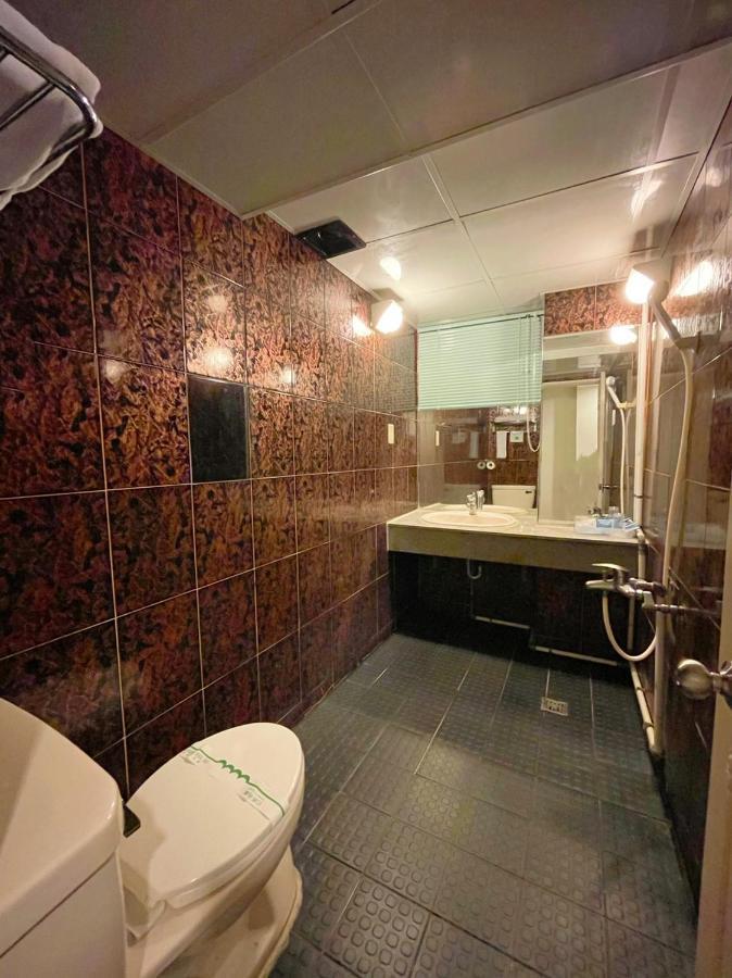 Family Hotel - Linsen Tainan Buitenkant foto