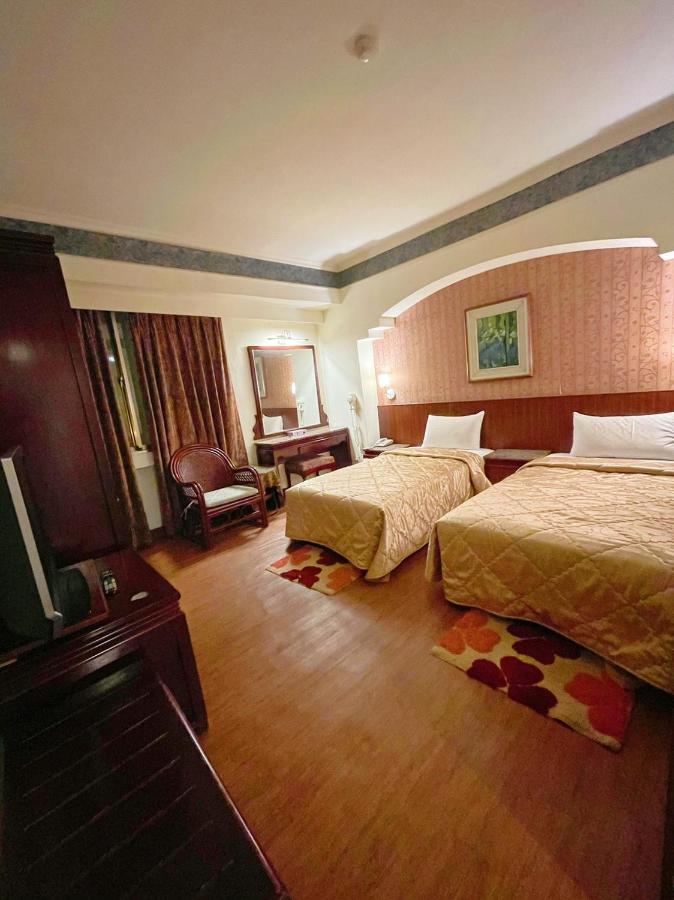Family Hotel - Linsen Tainan Buitenkant foto