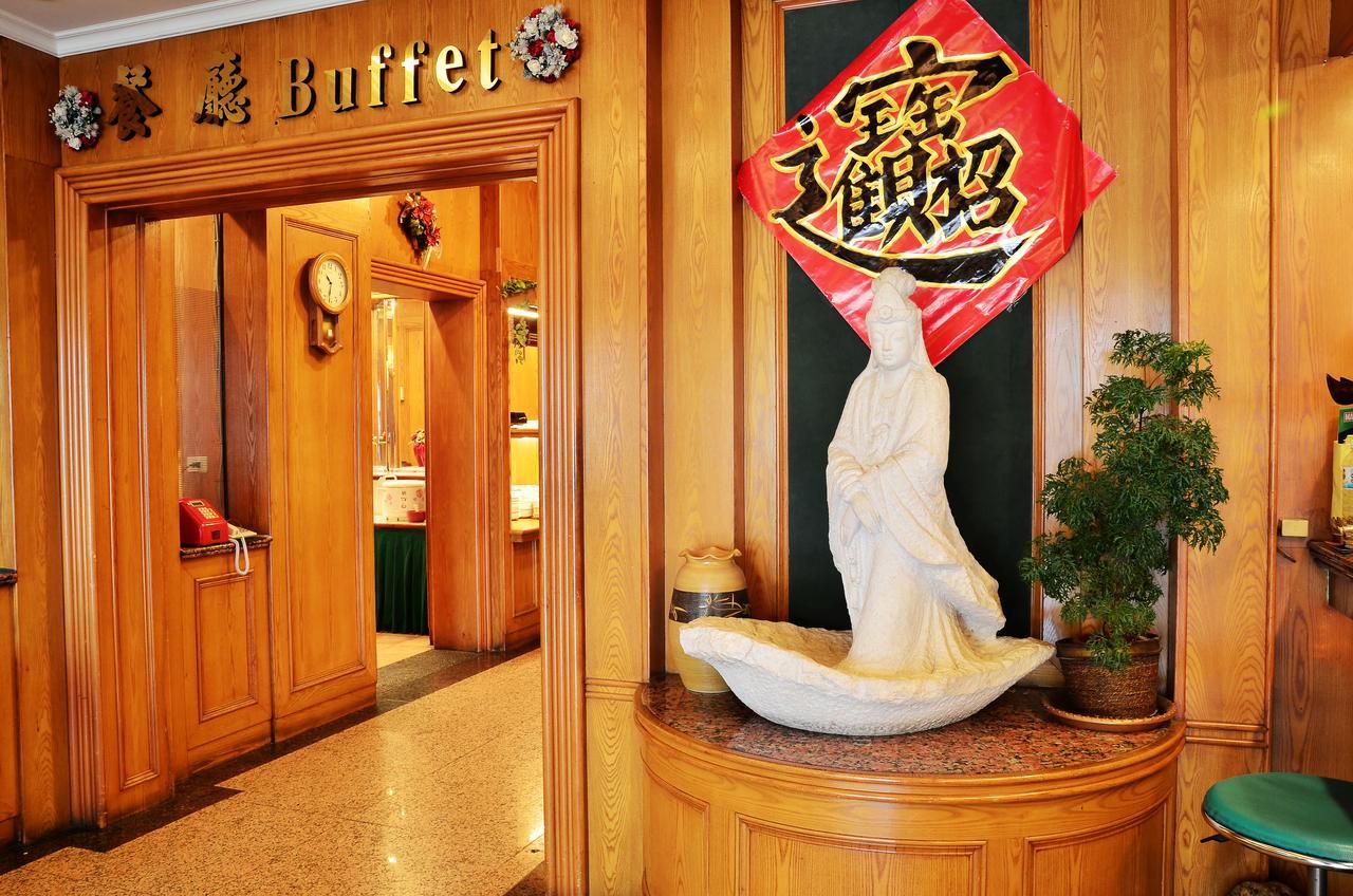 Family Hotel - Linsen Tainan Buitenkant foto