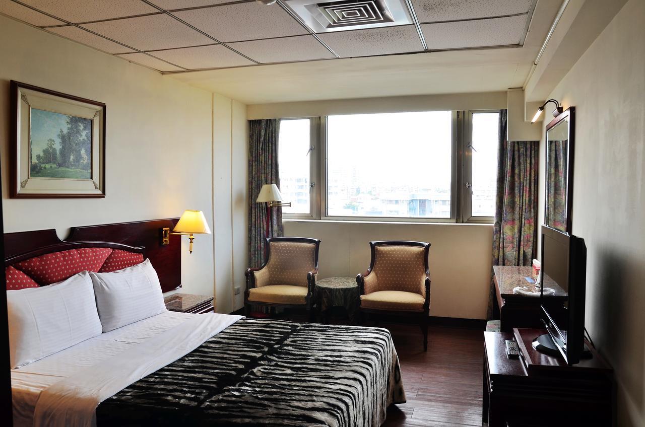 Family Hotel - Linsen Tainan Buitenkant foto