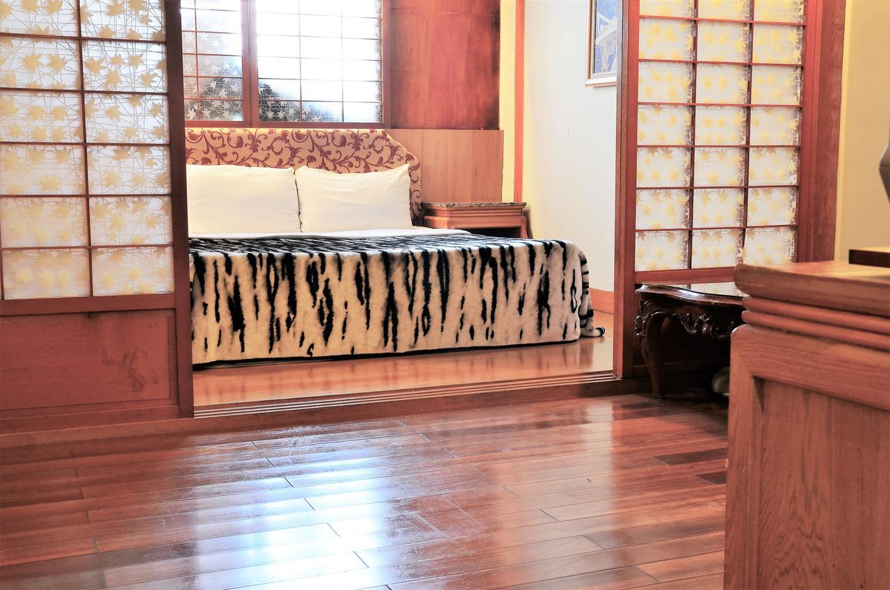 Family Hotel - Linsen Tainan Buitenkant foto