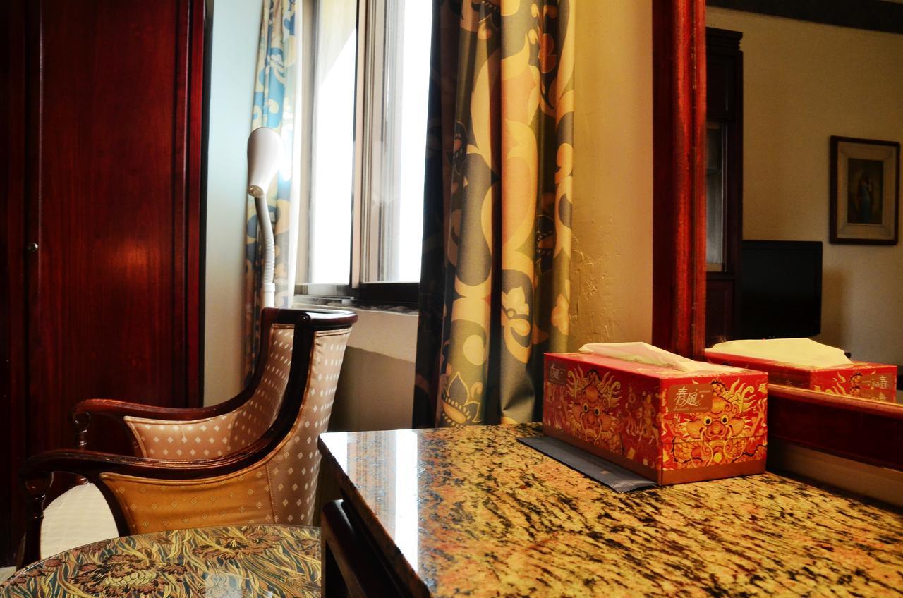 Family Hotel - Linsen Tainan Buitenkant foto