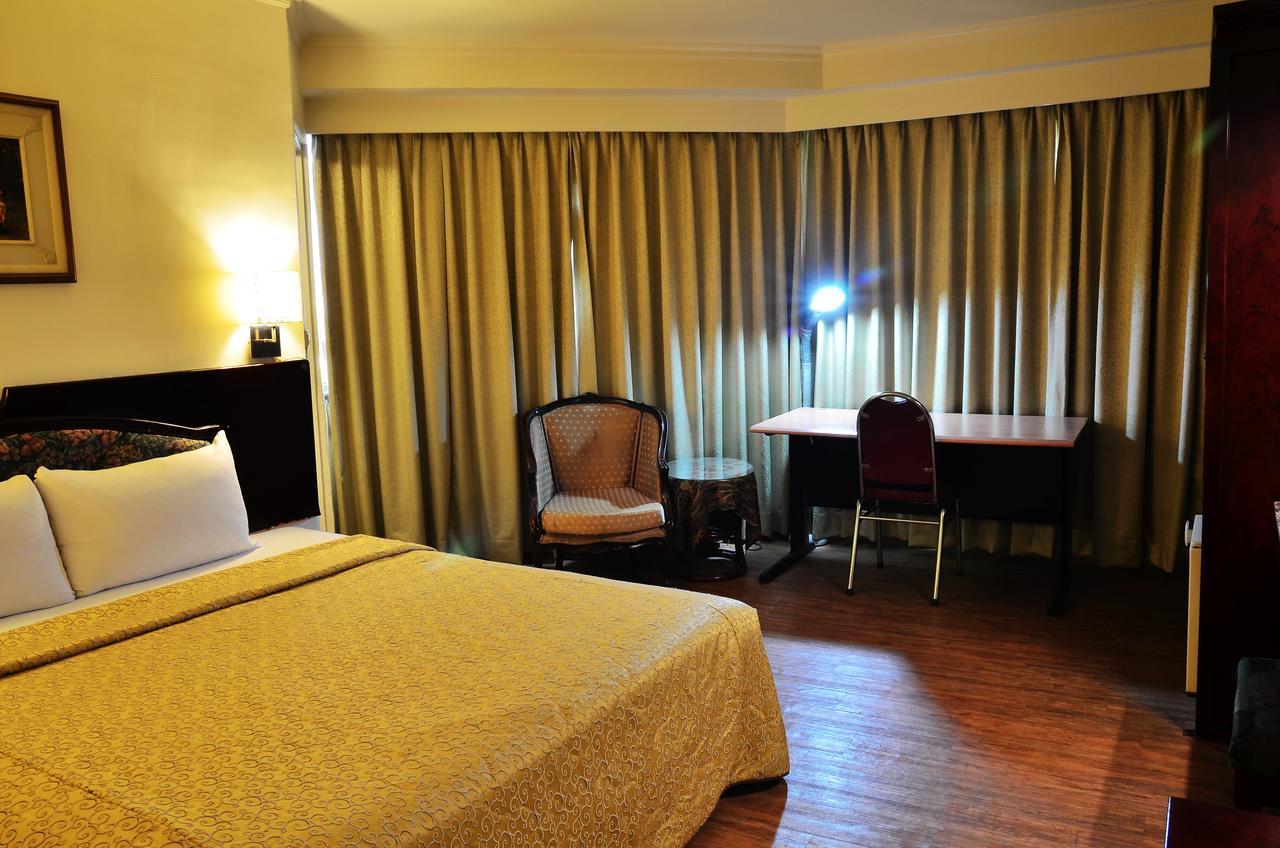 Family Hotel - Linsen Tainan Buitenkant foto