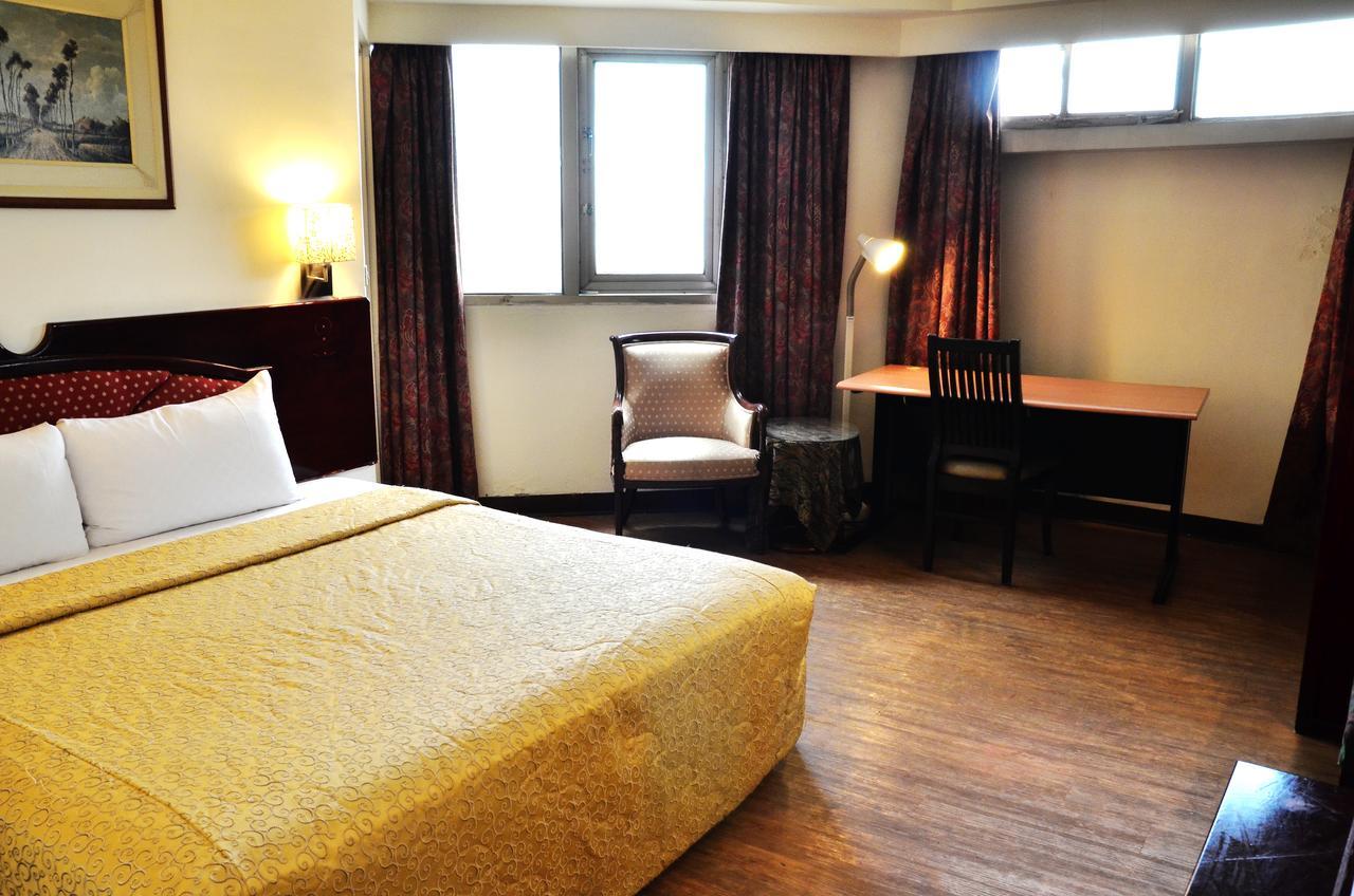 Family Hotel - Linsen Tainan Buitenkant foto