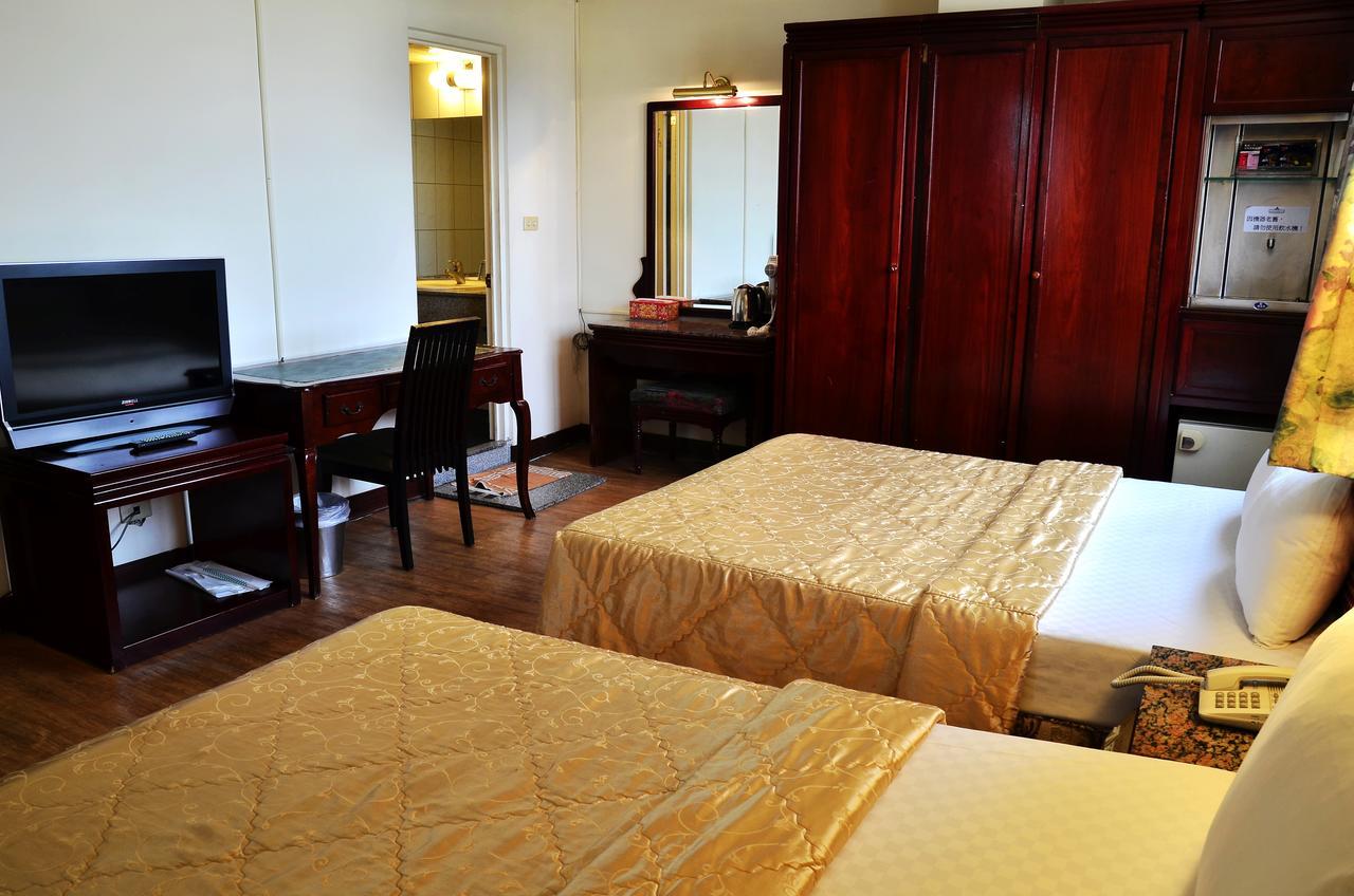 Family Hotel - Linsen Tainan Buitenkant foto