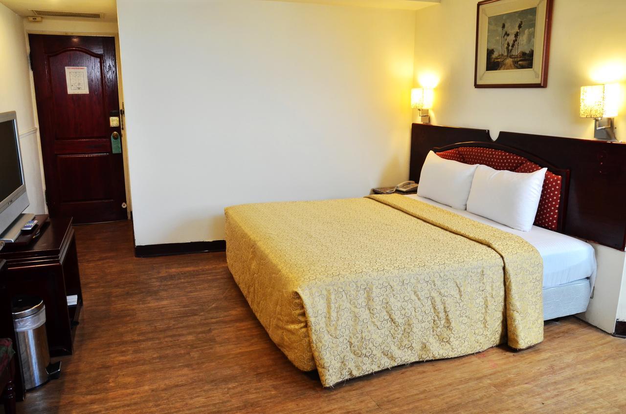 Family Hotel - Linsen Tainan Buitenkant foto