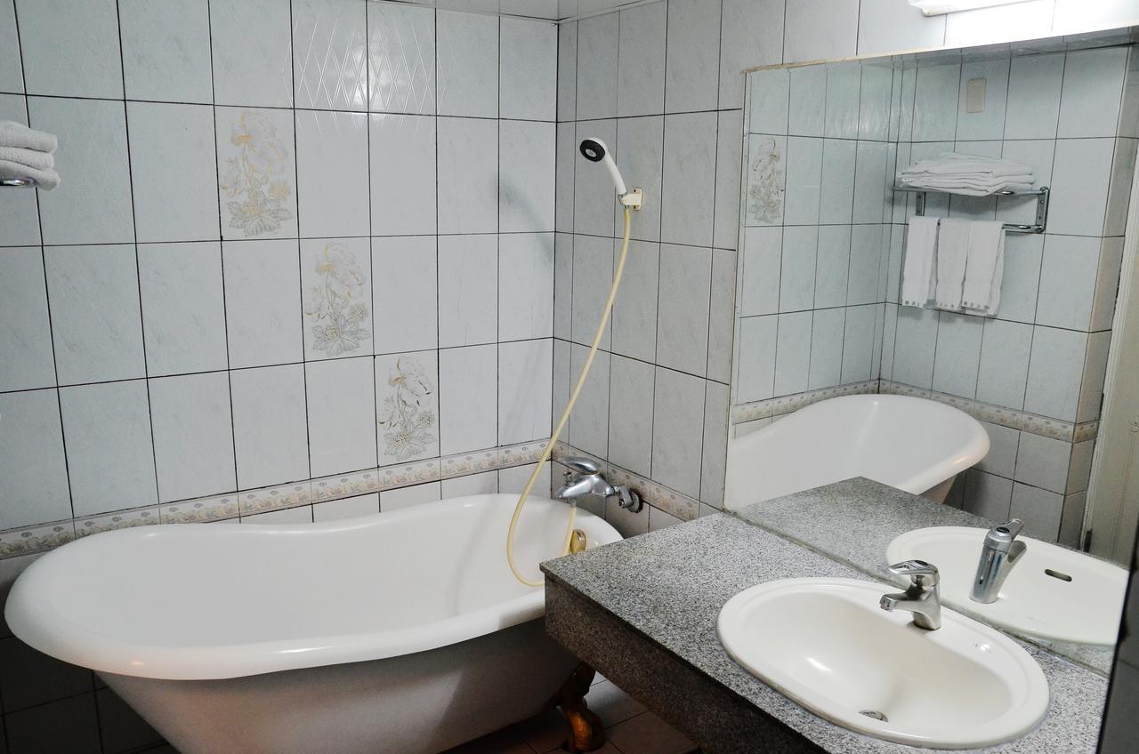 Family Hotel - Linsen Tainan Buitenkant foto